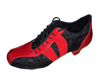 Tênis de tango para prática de dança, em couro vermelho e tecido preto, feitos à mão.