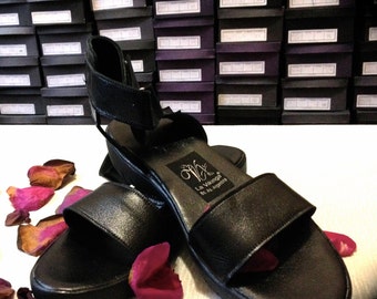 Sandalias de cuero negro, calzado ecológico, suela de goma.