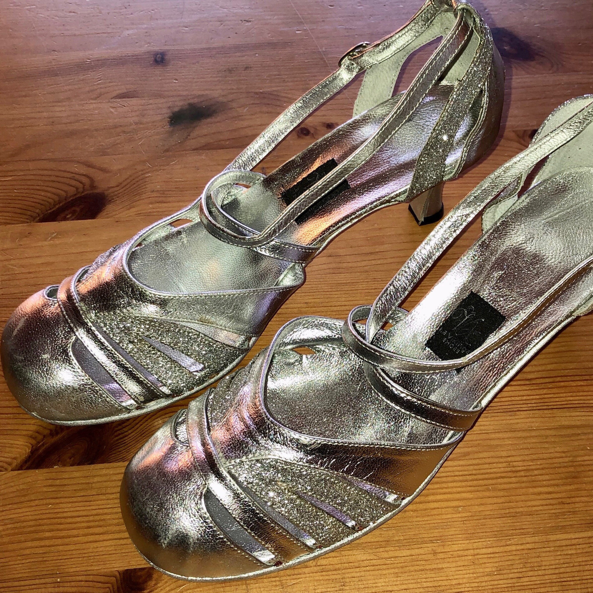 criss cross strap heels closed toe