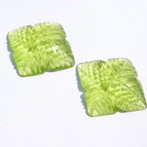 Geschnitzte Edelstein-Quadrat Peridot Grünquarz geschnitzte Quadrate 2 Stück Größe 21 MM