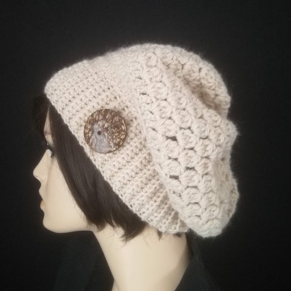 Bonnet femme laine et alpaga. Bonnet béret fait main au crochet, bouton en bois. Bonnet accessoire de mode hiver pour femme et ado fille.