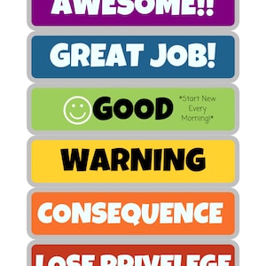 Pode incluir: Um conjunto de seis etiquetas retangulares coloridas com frases motivacionais. As etiquetas est&atilde;o dispostas verticalmente de cima para baixo. A etiqueta superior &eacute; roxa e diz "AWESOME!!". A segunda etiqueta &eacute; azul e diz "GREAT JOB!". A terceira etiqueta &eacute; verde e diz "GOOD" com um rosto sorridente. A quarta etiqueta &eacute; amarela e diz "WARNING". A quinta etiqueta &eacute; laranja e diz "CONSEQUENCE". A etiqueta inferior &eacute; vermelha e diz "LOSE PRIVELEGE".