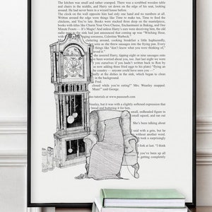 Puede incluir: Una ilustración en blanco y negro de un reloj de pie y un sillón. El texto de la imagen dice "The Burrow" e incluye un pasaje del libro "Harry Potter y la Cámara Secreta".
