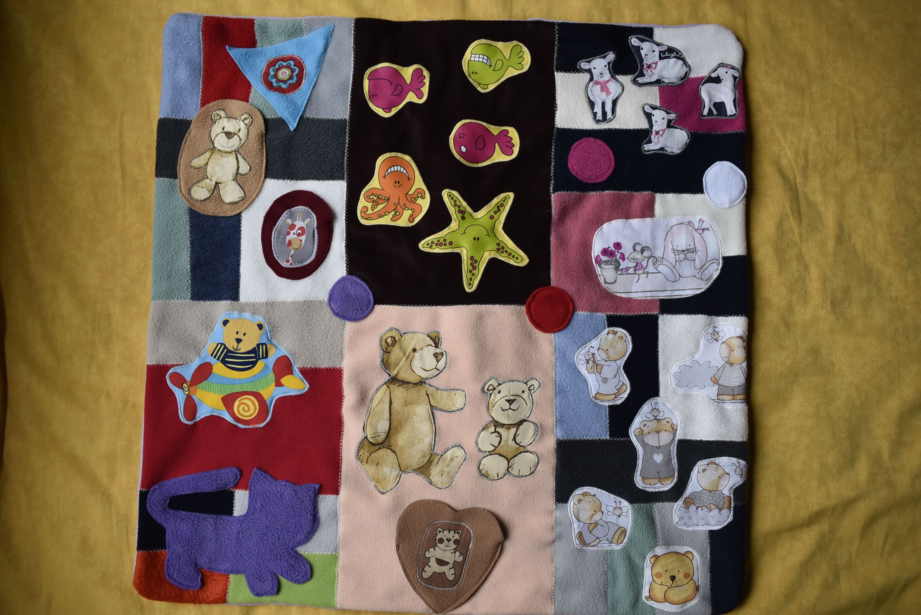 Tapis Ludique Bébé/Couverture Bébé à Histoires 75/75 Polaire Mauve et Patchwork | Pièce Unique Doubl