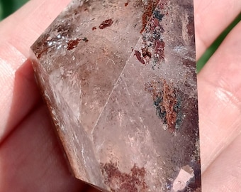 41g Small Beautiful Natural Red Green Garden Ghost Phantom Lodolite Scenic Inclusion Freeform Quartz Crystal with Rainbow Inclusions