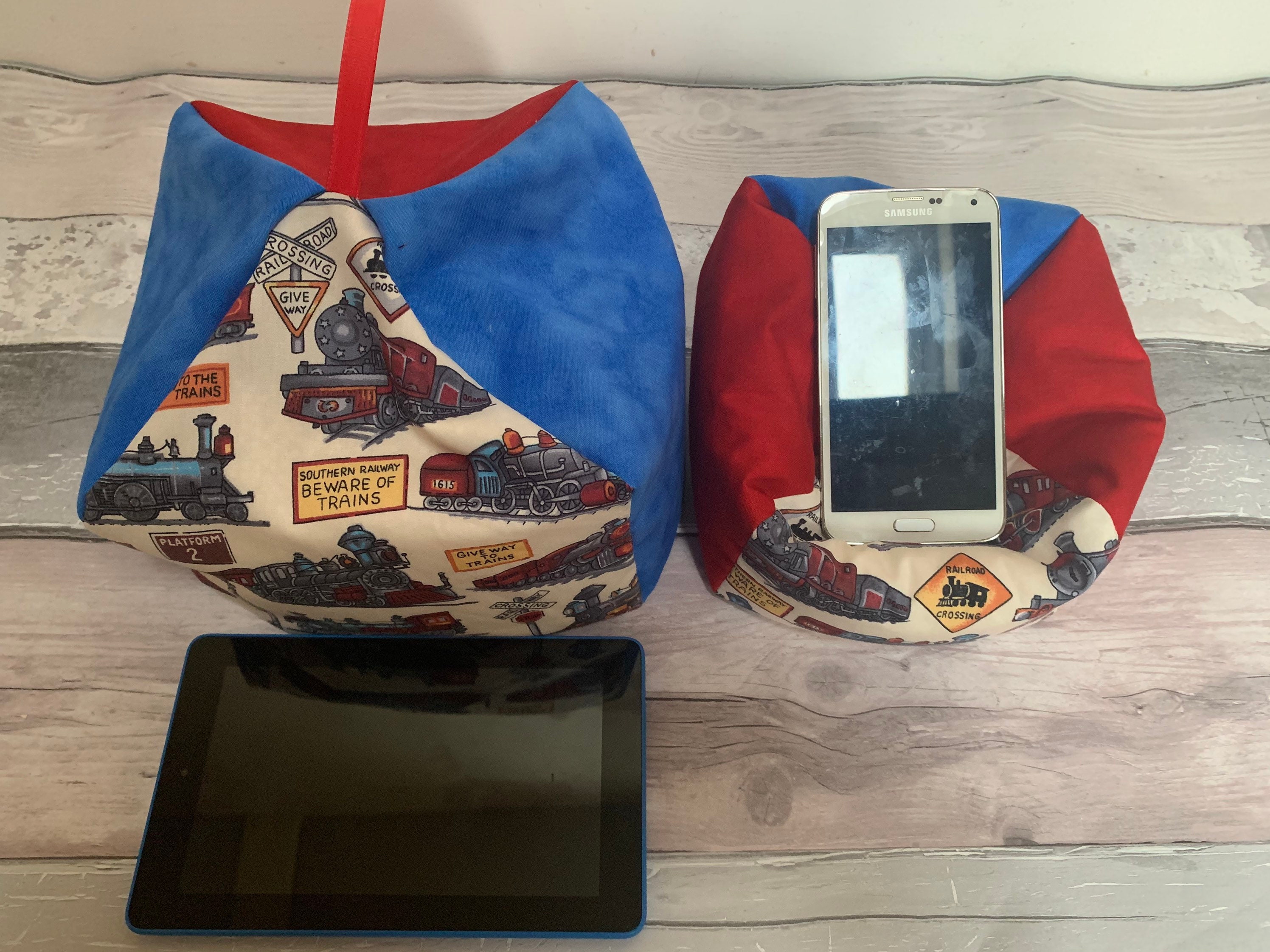 電車型布タブレットスタンド：手作りデバイス用ビーンバッグクッション