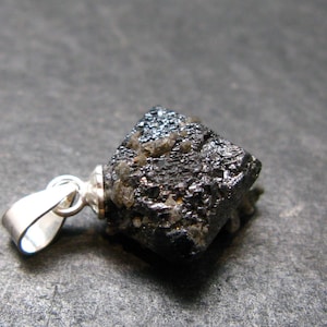 ¡Extremadamente raro! Impresionante colgante de plata con cristal de brookita natural de Arkansas - 1,8 cm - 1,36 gramos