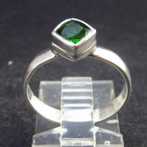 Modern Style Design!! Natural Faceted Intense Forest Green Chrome Diopside 925 Sterling Silver Ring - 2.2 Grams - Size 7