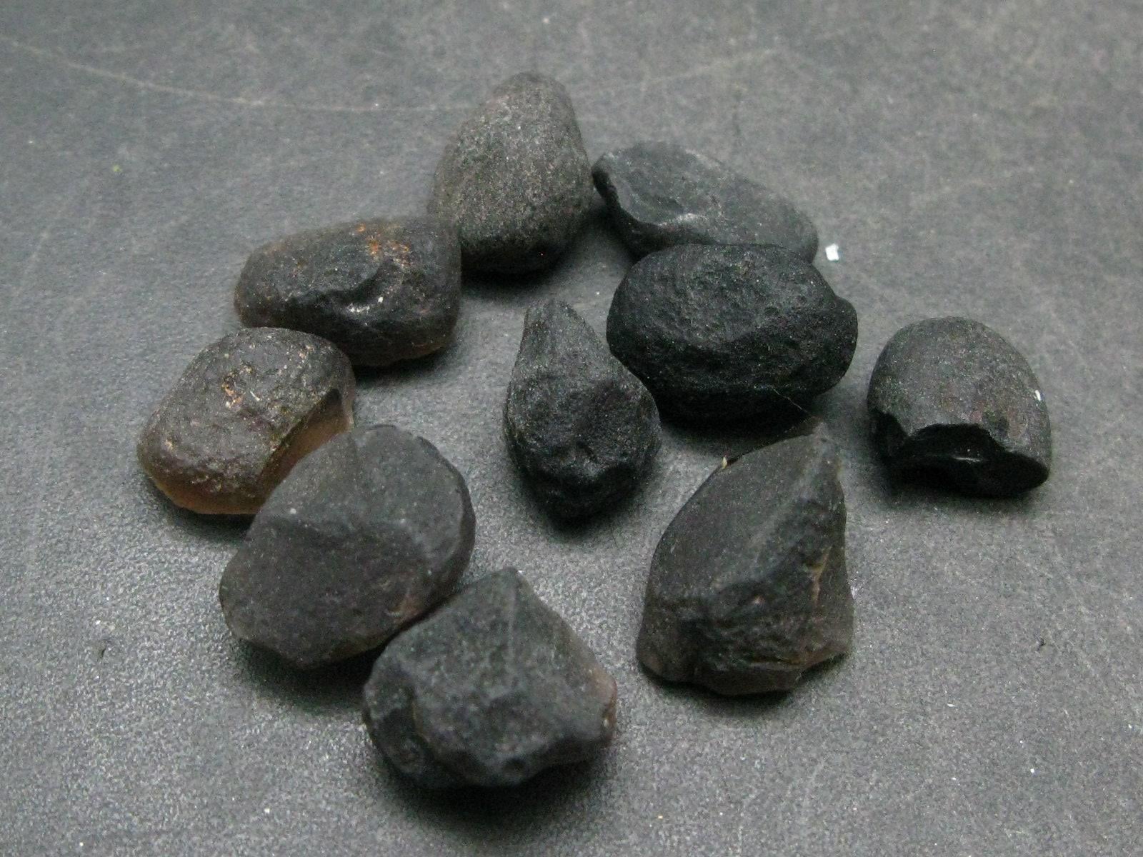 Pietra Cintamani Starborn In Vera Saffordite Dell'Arizona: 10-15 Carati, Cristallo Naturale Raro, Pseudotektite Con Espositore