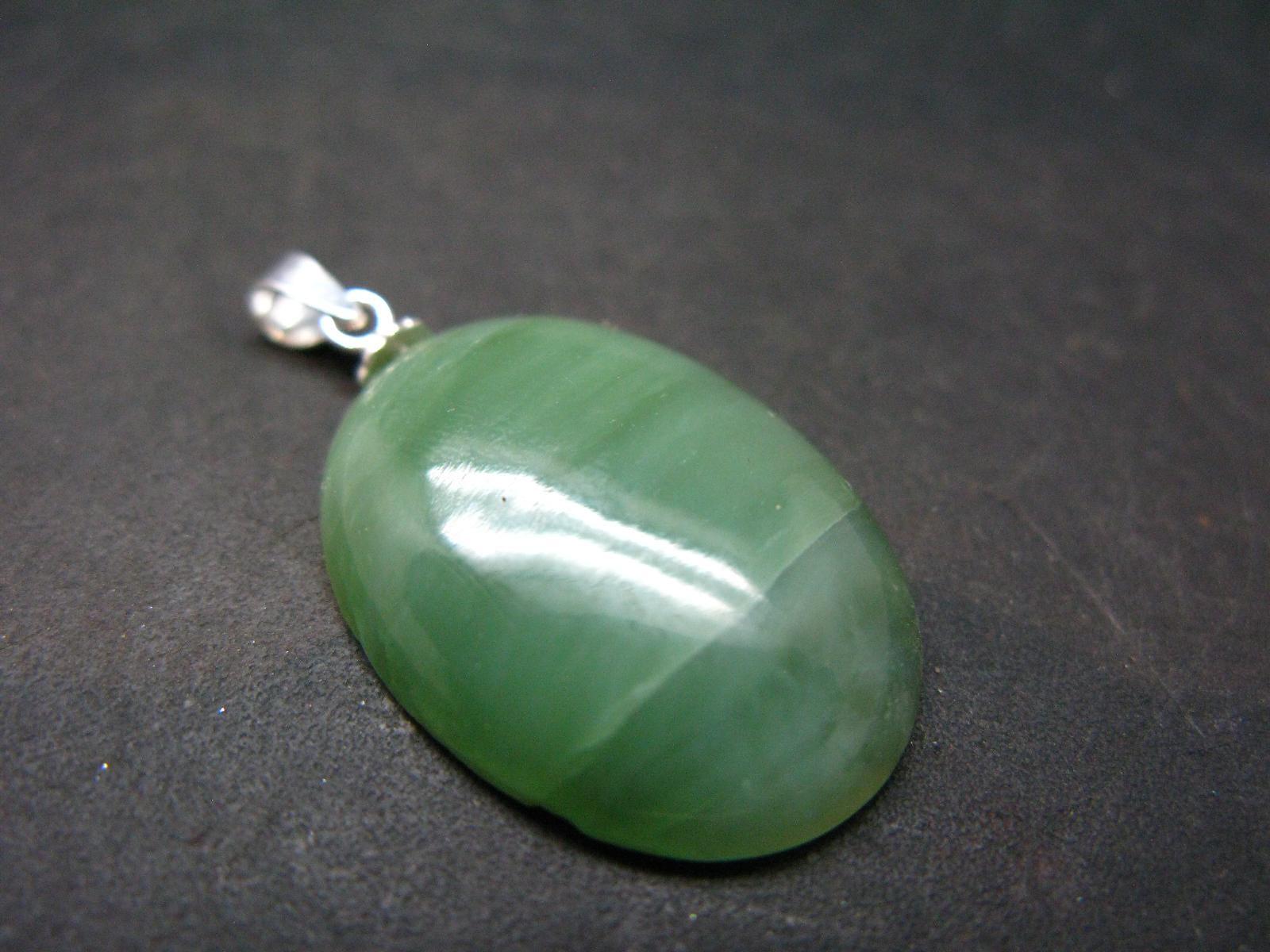 カナダ産ネフライト翡翠カボションペンダント - 1.3インチ - 4.64