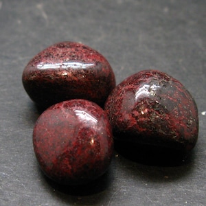 Lot med 3 trumlade bitar av röd cinnober från Spanien - 21,0 gram