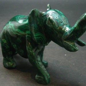 Rijk en levendig groen malachiet olifantsnijwerk uit Congo - 4,4"