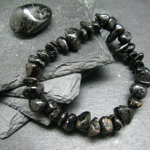 Nuumite Nuummite Genuine Bracelet 7 Inches 10mm Tumbled Beads 画像 1