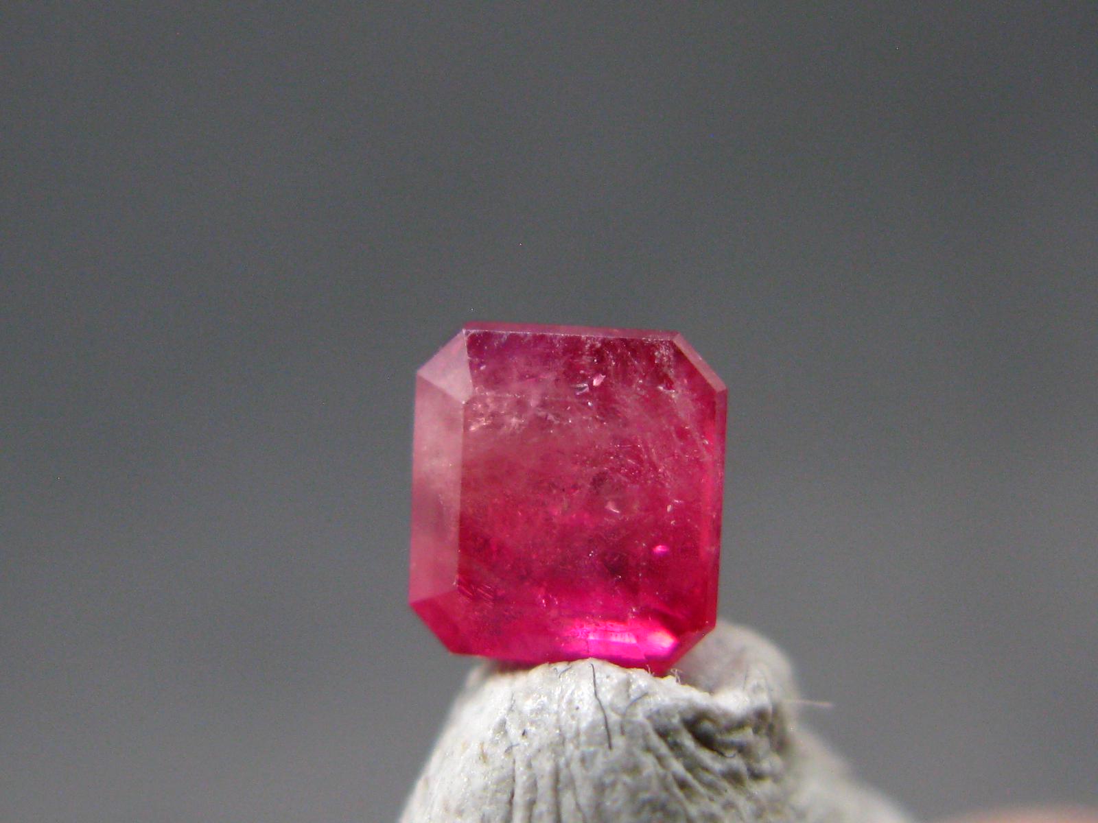 美しい希少宝石、ビクスバイトレッドベリルエメラルドカットストーン