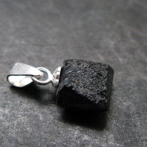 ¡Extremadamente raro! Impresionante colgante de plata con cristal de brookita natural de Arkansas - 0,6" - 0,81 gramos