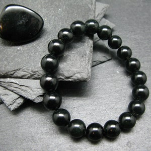 Peut inclure: Bracelet en perles d'obsidienne noire avec une pierre d'obsidienne noire assortie. Le bracelet est composé de perles rondes et a un design simple.