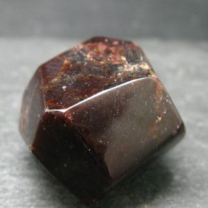 Cristal rouge grenat almandin d&#39;Inde - 1,2&quot; - 44,0 g
