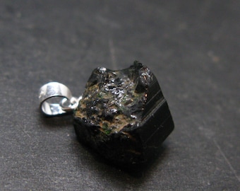 Raro colgante de plata de cristal de turmalina cromada Usambara de Tanzania - 0,6" - 2,00 gramos