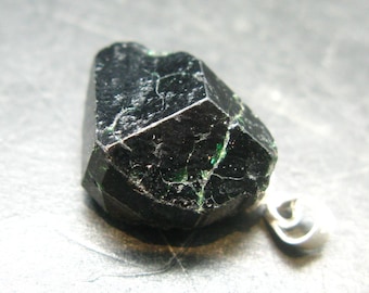 Raro colgante de plata y cristal de turmalina cromada Usambara de Tanzania - 0,9" - 3,07 gramos