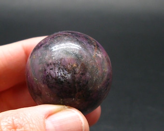 Esfera de corindón rubí genuino de la India - 1,2" - 70,0 gramos