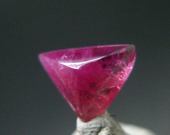 231 カボション ビクスバイト レッドベリル レッドエメラルド タイの宝石屋～【 ジェムクラブタイランド 】 / 《鑑付》【レッド