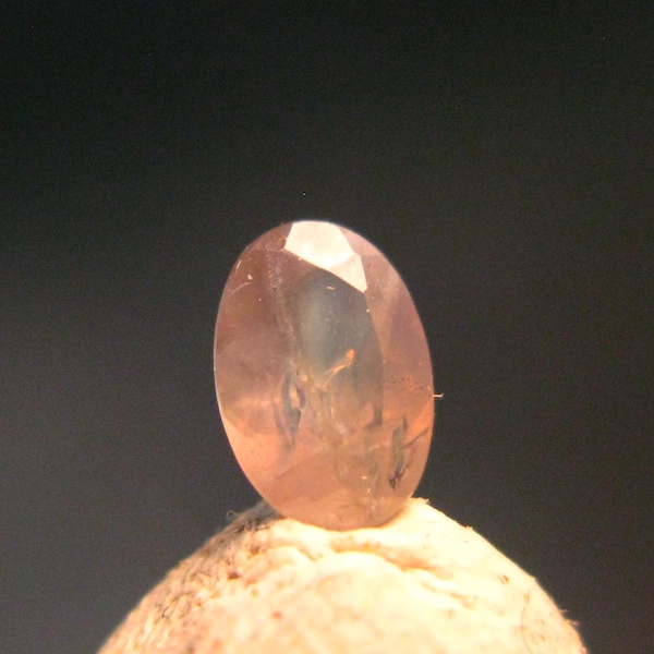 Alexandrit Chrysoberyll Schliff facettierter Edelstein aus Russland - 0.45 Karat