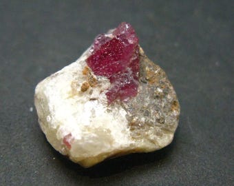 タンザニア、ウィンザ産のピンクルビー結晶 - 42.6 グラム - Etsy 日本