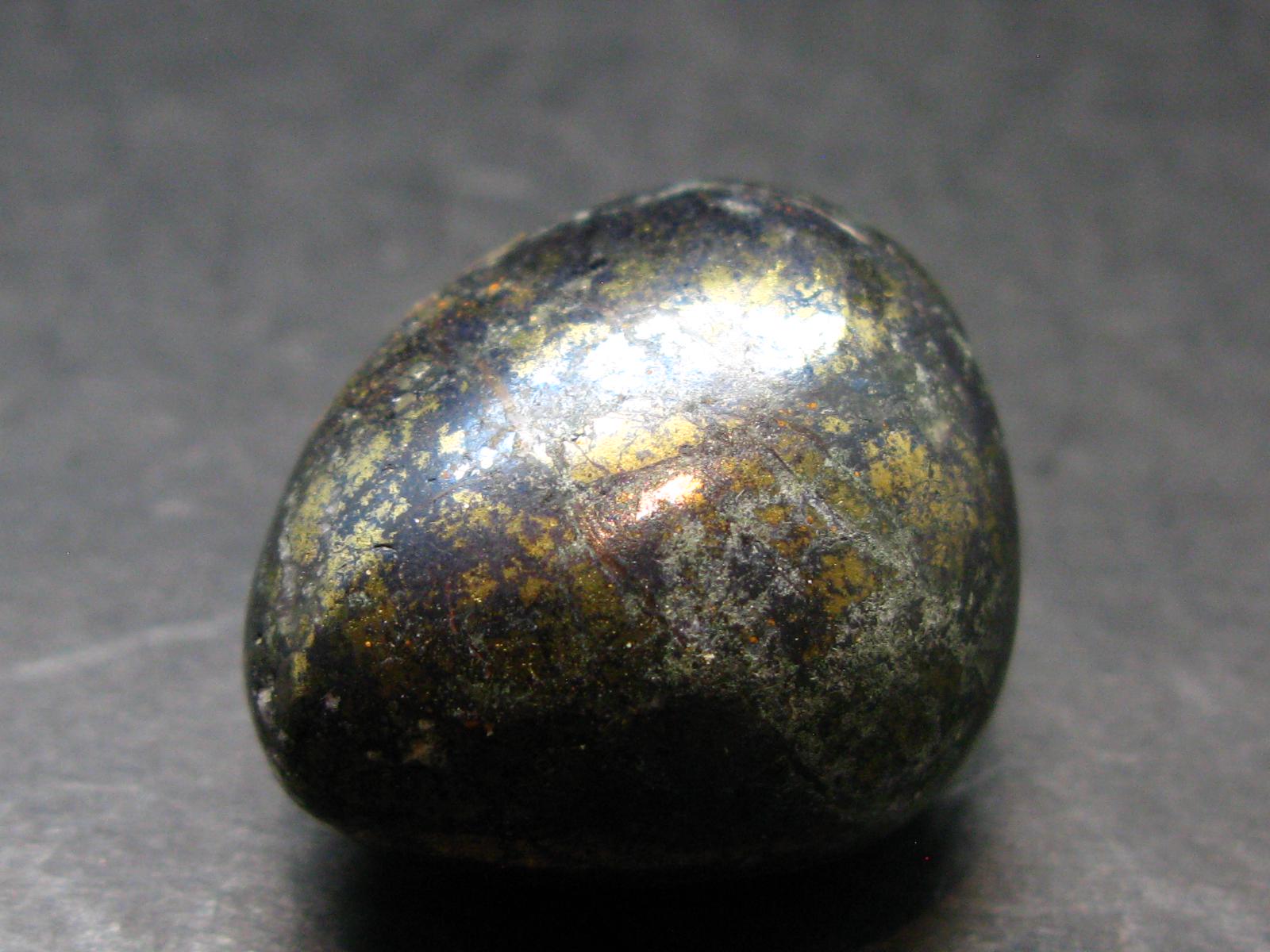 ペルー産コベライト タンブルストーン - 1.0インチ - 22.48グラム