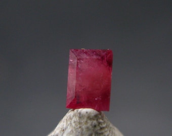 美しい希少宝石ビクスバイトレッドベリルエメラルドカボション、米国