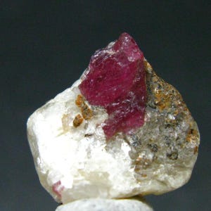 Cristal de rubí de Winza, Tanzania - 0,7"