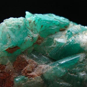 Cristal de berilo esmeralda sobre matriz de Colombia - 2,2"