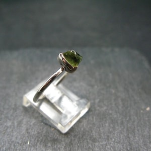 Schattige edelsteen facetgeslepen moldaviet sterlingzilveren ring uit Tsjechië - maat 8,25 - 1,92 gram