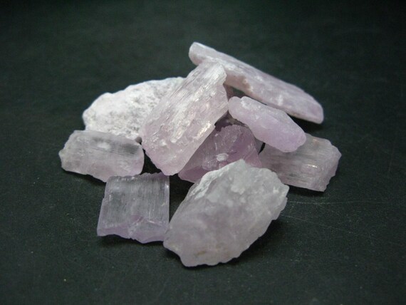 Kunzite D'Afghanistan 8,10 Carats - Coupe Coussin, Clarté VS, Couleur Rose, Neuf Sans Boîte