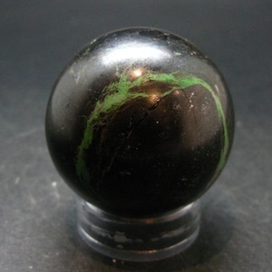 Grande boule sphérique grenat uvarovite de Russie - 1,7"
