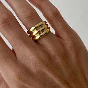 Brede 18k gouden ring met driedubbele band, dikke geribbelde stapelring