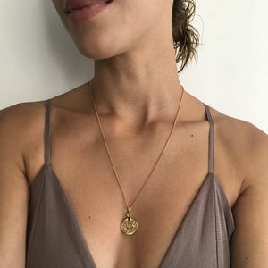 Delicate schijf 14k gouden ketting, sierlijke gouden munt hanger, gouden medaillon ketting, minimalistische gouden munt ketting, kleine schijf ketting afbeelding 2