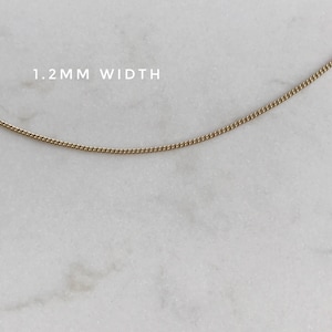 Delicate schijf 14k gouden ketting, sierlijke gouden munt hanger, gouden medaillon ketting, minimalistische gouden munt ketting, kleine schijf ketting afbeelding 7