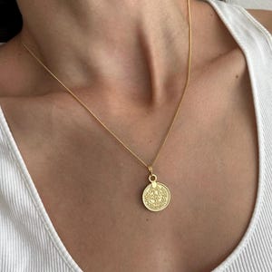 Collar con colgante de moneda étnica de oro de 18k