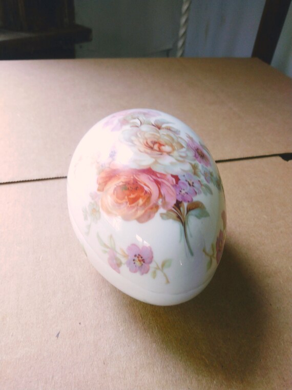 Vintage Limoges porcelain egg box Hand-painted Limoges egg-shaped collectible container Collectible French Limoges egg porcelain box View 3