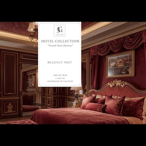 Puede incluir: Un dormitorio lujoso con una cama de terciopelo rojo, cortinas a juego y adornos dorados ornamentados. La imagen incluye una pintura enmarcada y un letrero que dice "HOTEL COLLECTION" y "REGENCY MIST". La habitaci&oacute;n tiene un dise&ntilde;o cl&aacute;sico y elegante.