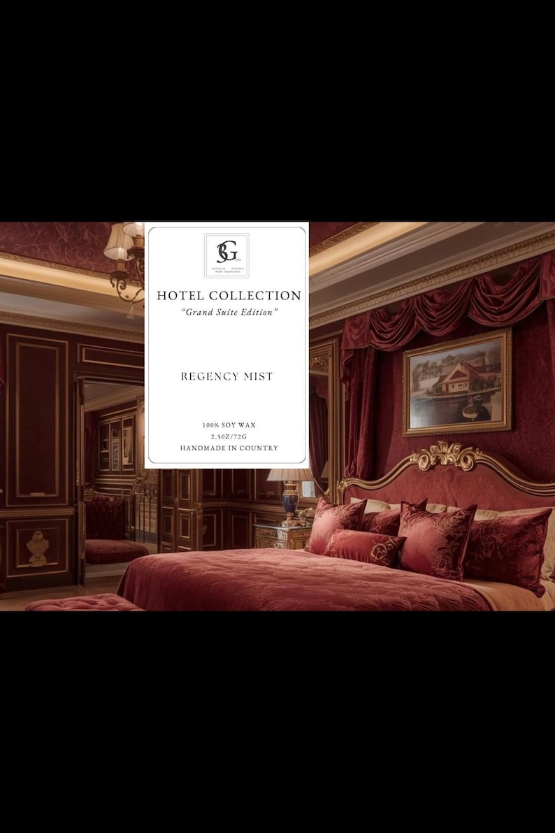 Puede incluir: Un dormitorio lujoso con una cama de terciopelo rojo, cortinas a juego y adornos dorados ornamentados. La imagen incluye una pintura enmarcada y un letrero que dice "HOTEL COLLECTION" y "REGENCY MIST". La habitaci&oacute;n tiene un dise&ntilde;o cl&aacute;sico y elegante.