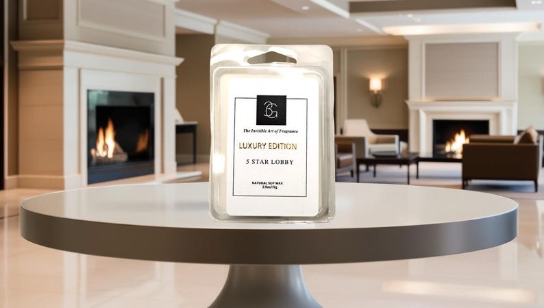 Puede incluir: Un paquete de pl&aacute;stico transparente que contiene un ambientador de cera blanco con el texto "LUXURY EDITION 5 STAR LOBBY". El producto est&aacute; sobre una mesa blanca en una habitaci&oacute;n luminosa.