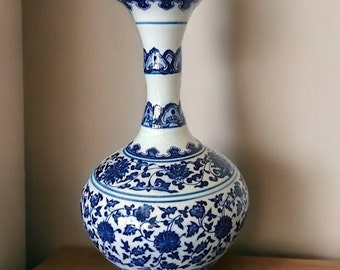 Vintage-inspired large Asian vase Elegant blue and white decor vase Retro-style oriental ginger jar vase Old-world style oriental porcelain