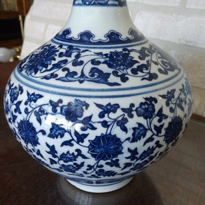 Vintage-inspired large Asian vase Elegant blue and white decor vase Retro-style oriental ginger jar vase Old-world style oriental porcelain image 2