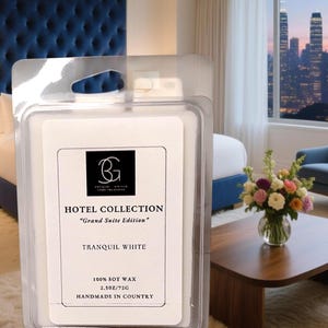 Puede incluir: Un paquete de pl&aacute;stico transparente que contiene una cera de soja blanca. La etiqueta dice "HOTEL COLLECTION" y "TRANQUIL WHITE". El paquete contiene 72g de cera. El fondo muestra una habitaci&oacute;n de hotel con cabecero azul y vistas a la ciudad.