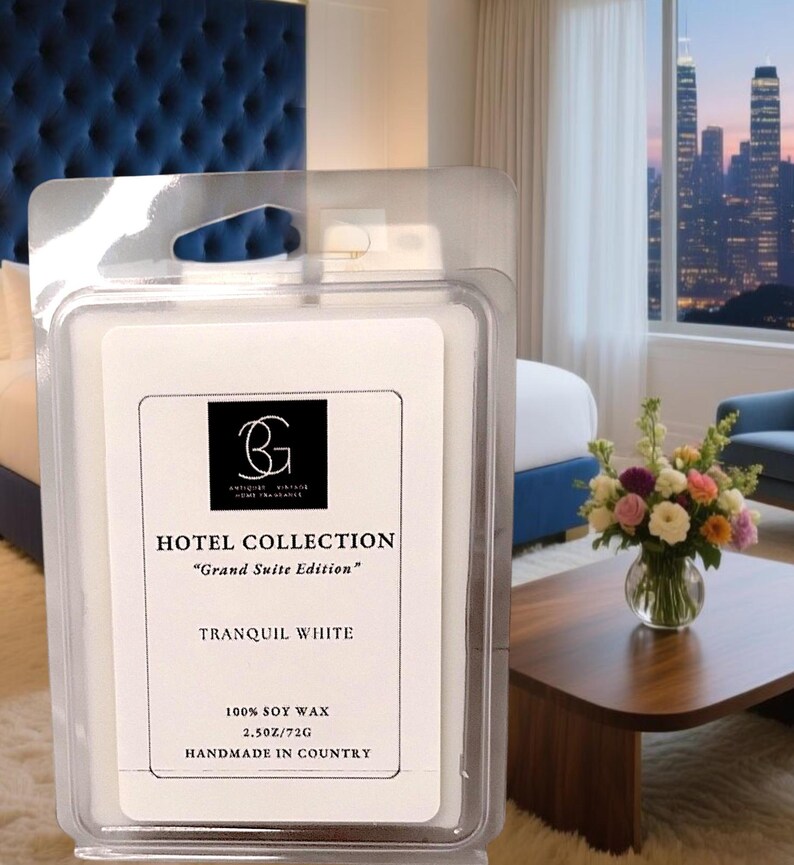 Puede incluir: Un paquete de pl&aacute;stico transparente que contiene una cera de soja blanca. La etiqueta dice "HOTEL COLLECTION" y "TRANQUIL WHITE". El paquete contiene 72g de cera. El fondo muestra una habitaci&oacute;n de hotel con cabecero azul y vistas a la ciudad.