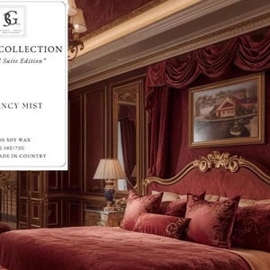 Puede incluir: Un dormitorio lujoso con una cama, almohadas y cortinas de terciopelo rojo. Una pintura enmarcada cuelga sobre la cama. Una etiqueta dice "HOTEL COLLECTION" y "REGENCY MIST" con detalles sobre la vela de cera de soja.