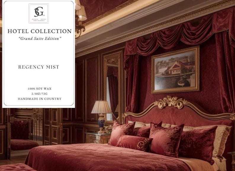 Puede incluir: Un dormitorio lujoso con una cama, almohadas y cortinas de terciopelo rojo. Una pintura enmarcada cuelga sobre la cama. Una etiqueta dice "HOTEL COLLECTION" y "REGENCY MIST" con detalles sobre la vela de cera de soja.