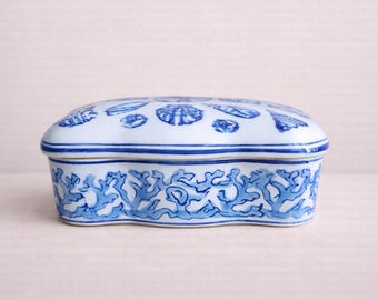 Caja de cerámica asiática VINTAGE que exhibe conchas en azul blanco tradicional Caja con tapa de porcelana azul y blanca de diseño intrincado con tema de concha