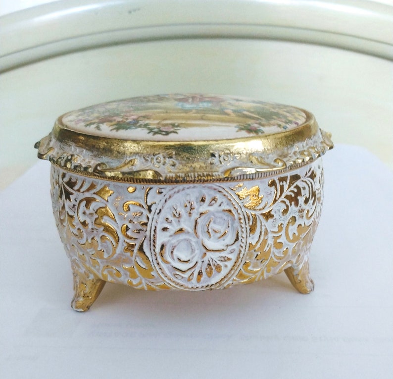 VINTAGE Music Box White and Gold Detailed Jewelry Storage Box, Victorian Trinket Box, Home Decor Bild 5